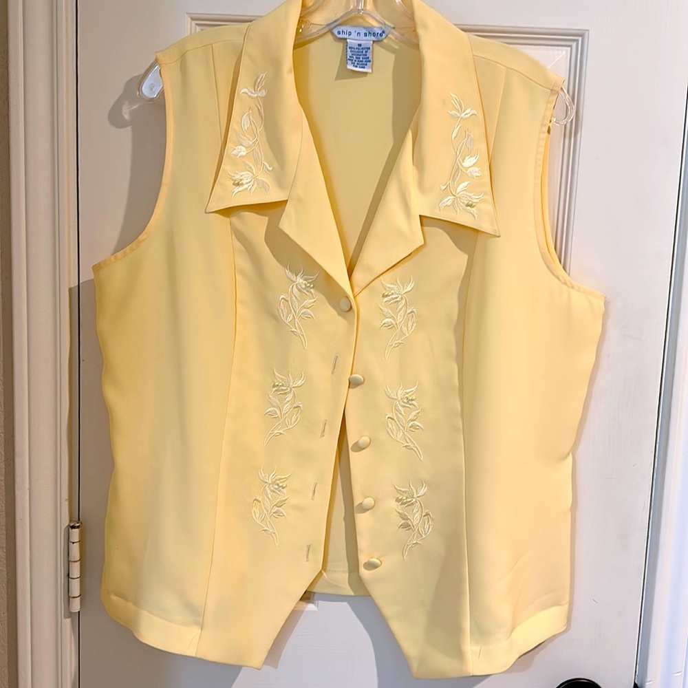 Ship n shore, size 18 but fits more like a large, light weight, beautiful.